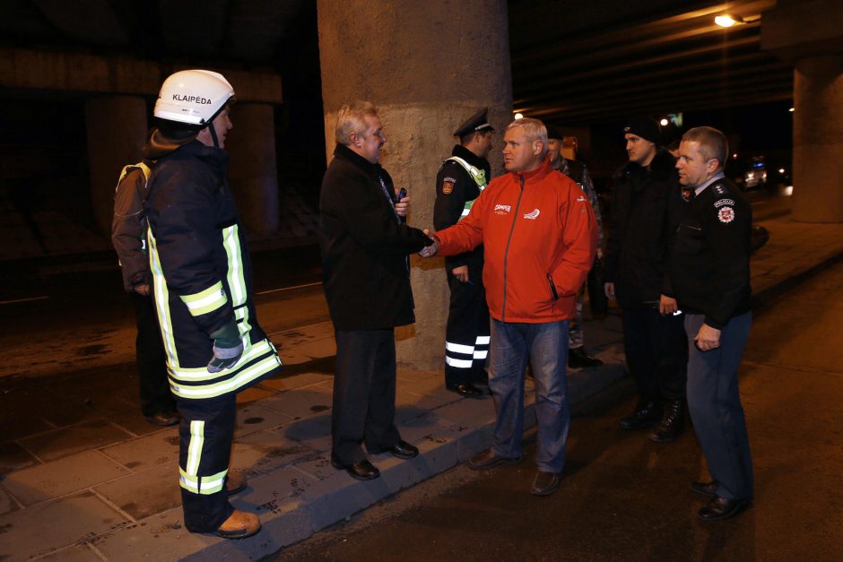 Nuo viaduko nukritusi konstrukcija Klaipėdoje sutraiškė du automobilius