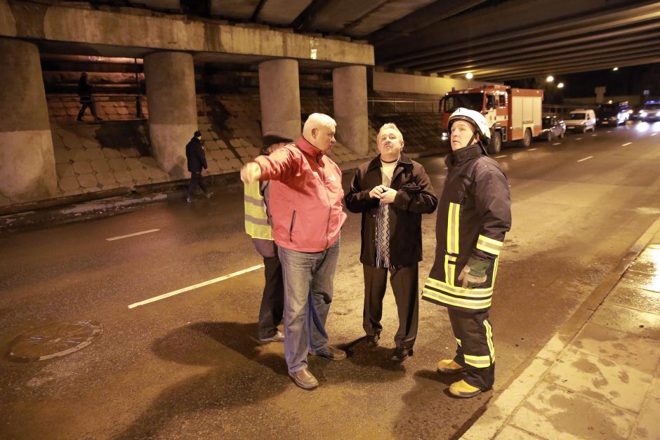 Nuo viaduko nukritusi konstrukcija Klaipėdoje sutraiškė du automobilius