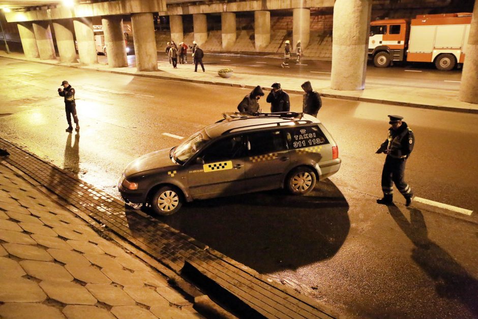 Nuo viaduko nukritusi konstrukcija Klaipėdoje sutraiškė du automobilius