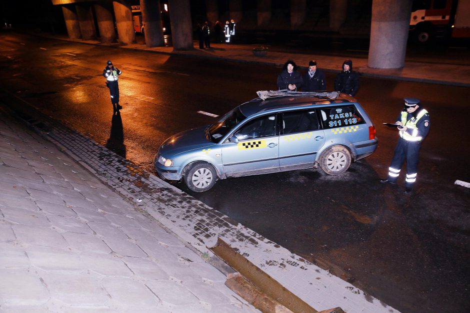 Nuo viaduko nukritusi konstrukcija Klaipėdoje sutraiškė du automobilius