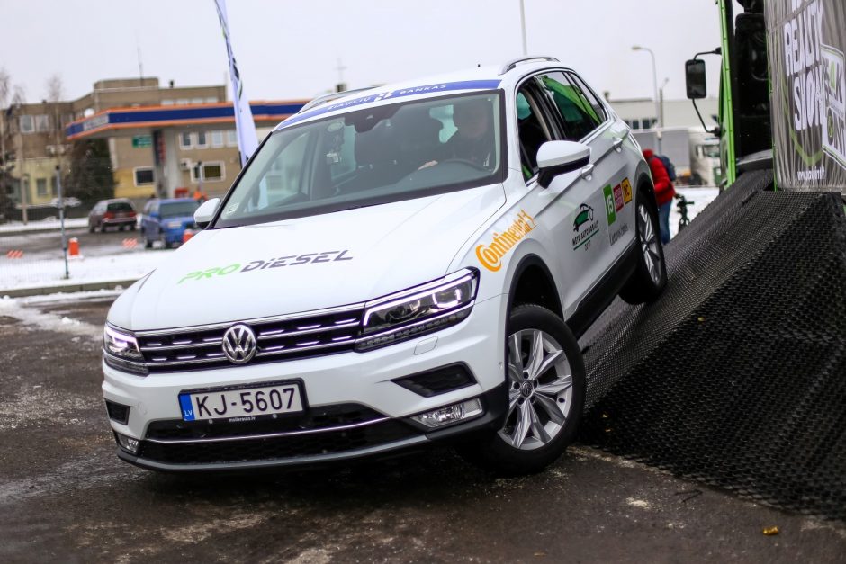 „Metų automobilio“ visureigiai pateko į modernų bandymų poligoną