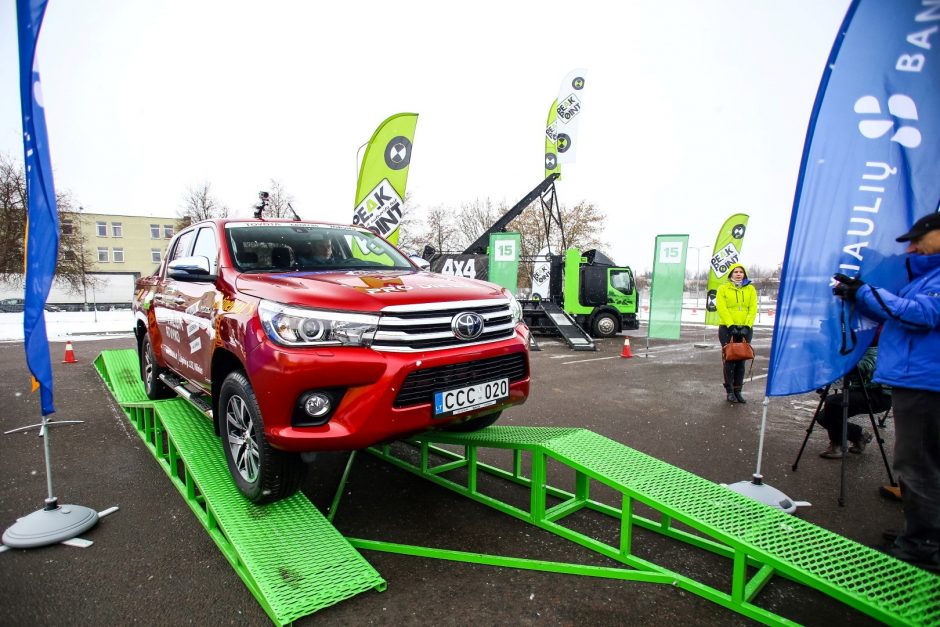 „Metų automobilio“ visureigiai pateko į modernų bandymų poligoną