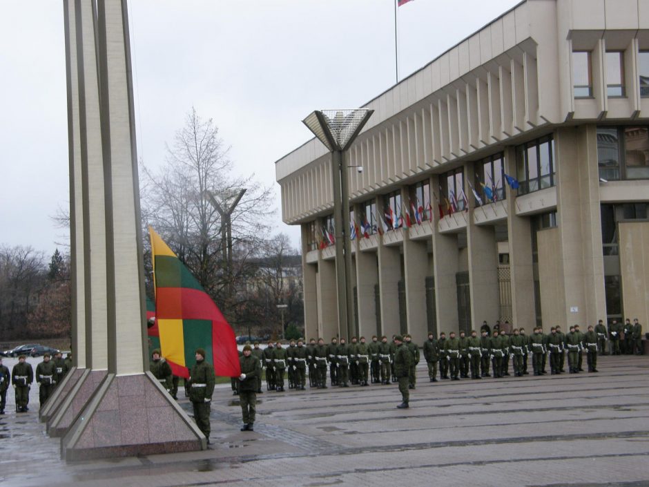 Vėliavos pakėlimo ceremonija prie Seimo