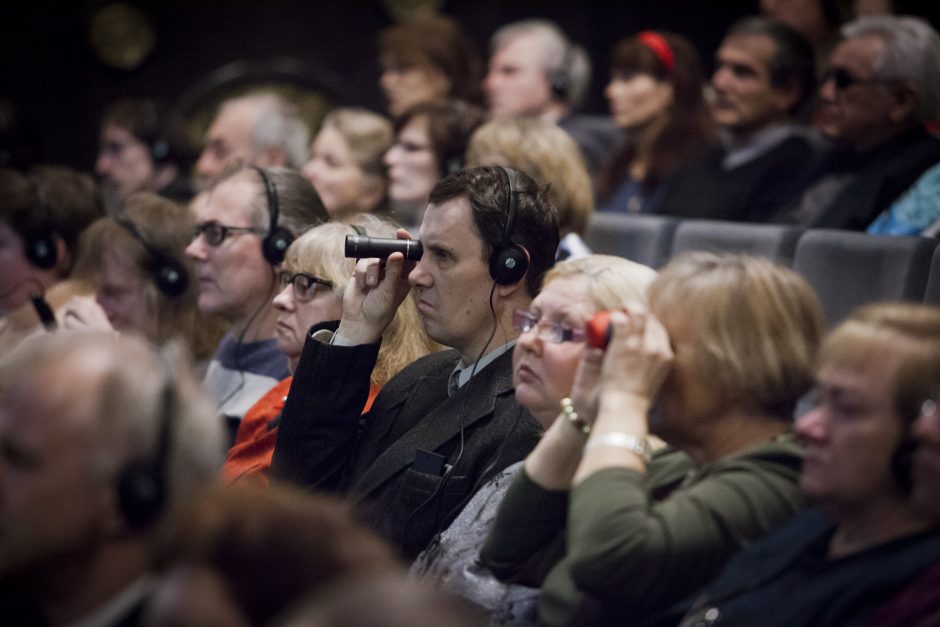 Teatro mylėtojams akis atstoja širdys