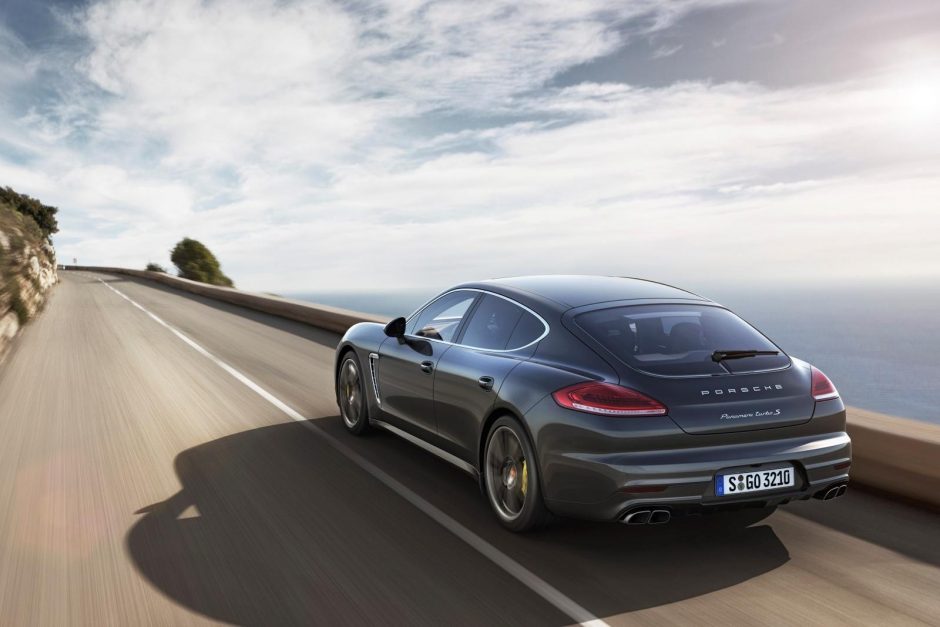 „Porsche Panamera“ gama pasipildė greičiausiu ir galingiausiu modeliu „Turbo S“