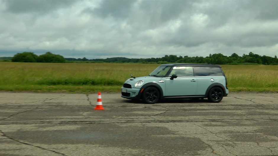 Aklieji sėdo už automobilio vairo ir bandė įveikti lenktynių trasą