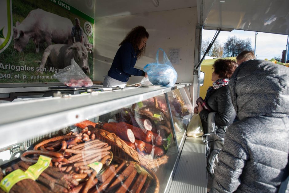 Šeštadienio ritualas turgelyje: pokalbiai, rudens gėrybės ir vainikai