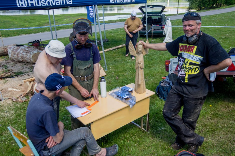 Į šventinį šurmulį įsijungė ir geriausių meistrų pjūklų dūzgimas