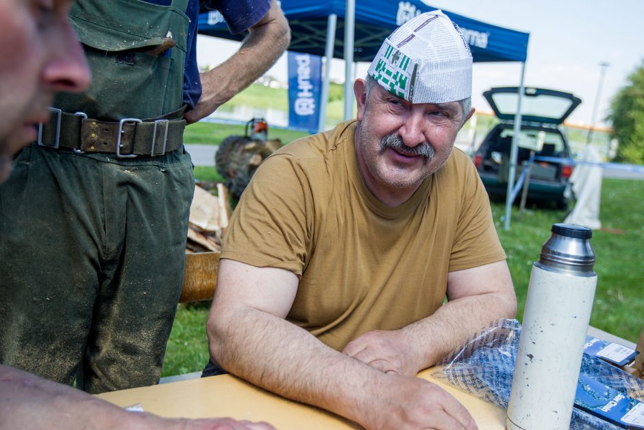 Į šventinį šurmulį įsijungė ir geriausių meistrų pjūklų dūzgimas