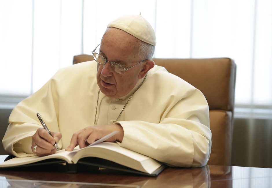 Popiežius ragina JT imtis veiksmų prieš engėjus