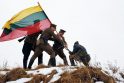 Jausmai: atkurdami nepriklausomybės kovų Lietuvos kariuomenės uniformą vyrai žadina patriotinius jausmus.