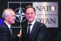 Estafetė: M. Rutte (dešinėje) NATO vairą iš generalinio sekretoriaus poste užsibuvusio J. Stoltenbergo perėmė itin sudėtingu geopolitiniu laikotarpiu.