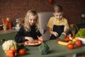 Paskatinimas: labai svarbu pasidžiaugti ir pagirti, kai vaikai valgo daržovių ar kažką ruošia iš jų.