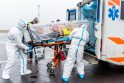 Pastangos: kaip suvaldyti pavojingą infekciją, keturiolikos institucijų atstovai prieš mėnesį mokėsi Vilniaus oro uoste surengtose pratybose – jose imituotas Ebolos viruso atvejis.