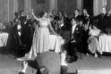 Scena i6 G. Verdi operos „Traviata“, 1920 m. Valstybės teatras Kaune. Centre stovi A. Galaunienė (Violeta), sėdi – K. Petrauskas (Alfredas)