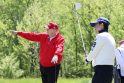 Aistra: golfas – neatsiejama ne tik D.Trumpo laisvalaikio, bet ir darbo dalis. Nuot­rau­ko­je – jis, dar Bal­tų­jų rū­mų šei­mi­nin­kas, su Ja­po­ni­jos prem­je­ru Shin­zo Abe 2017 m.