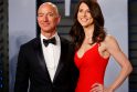„Amazon“ įkūrėjas Jeffas Bezosas ir jo žmona MacKenzie 