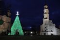 Įvertino: 16 m siekusi smaragdinė Kauno eglė su viršūnę puošusia 2 m aukščio žvaigžde pateko į Gineso rekordų knygą kaip aukščiausia pasaulyje plastikinių butelių skulptūra.