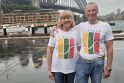 Lietuviai: keliaudami V. ir R. Valiukai mėgsta reprezentuoti Lietuvą – pasipuošia tai marškinėliais, tai kuprinėmis su lietuviška simbolika.