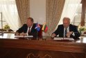 V.Makūnas ir B.Žemaitis pasirašo bendradarbiavimo sutartį