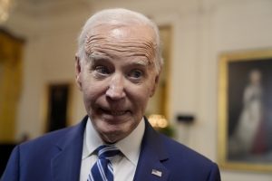 Bidenas kaišioja pagalius į ratus Trumpui: šį kartą nusitaikė į energetiką