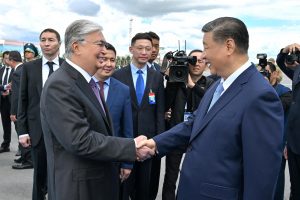 Xi Jinpingas atvyko į Kazachstaną valstybinio vizito