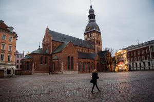Audra Latvijoje apgadino Rygos katedros stogą