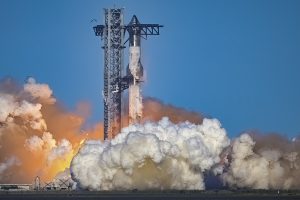 „SpaceX“ nepavyko „pagauti“ savo raketos greitintuvo