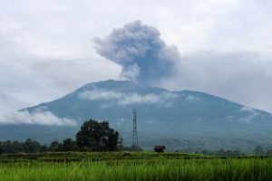 Indonezijoje per ugnikalnio išsiveržimą žuvusių žmonių skaičius padidėjo iki 22