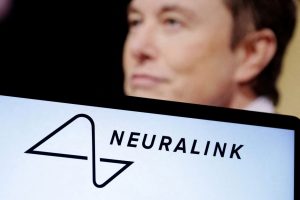 E. Muskas: pirmajam žmogui buvo įdėtas „Neuralink“ smegenų implantas, jis sveiksta