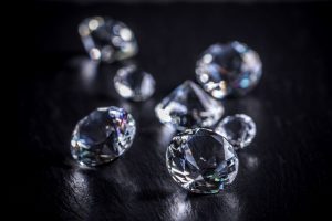 ES paskelbė sankcijas didžiausiai Rusijos deimantų gamintojai „Alrosa“