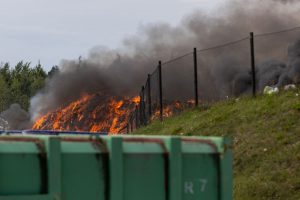 Aplinkosaugininkai pradėjo neplaninį patikrinimą dėl gaisro atliekų rūšiavimo „Ecoservice“