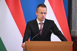 Vengrų ministras: Budapeštas plėtos bendradarbiavimą su Minsku, bet paisys sankcijų