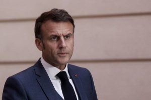 E. Macronas dar kartą patvirtino neatmetantis galimybės siųsti Vakarų karius į Ukrainą