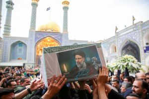 Dešimtys tūkstančių žmonių Teherane susirinko į E. Raisi laidotuves 