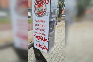 Vandalų taikinys – ir knygų lentynėlės