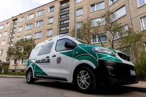 Sostinėje pro daugiabučio langą buvo iškelta sovietinė vėliava: ją paėmė policija