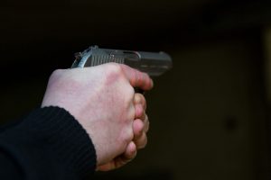 Vilniuje girtas ir agresyvus vyras ginklu galimai grasino moteriai