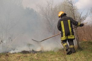 Apdegė degančią žolę gesinęs vyras: jis išvežtas į ligoninę