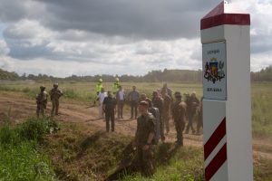 Prorusiškas aktyvistas su maža dukrele pabėgo iš Latvijos į Rusiją