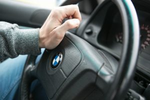 „Vairuokite kaip moterys“: neigia ilgus metus gyvavusį mitą, kad vyrai vairuoja geriau