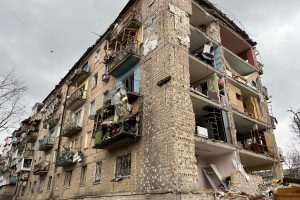 Nikopolyje rusų dronas smogė penkių aukštų gyvenamajam namui