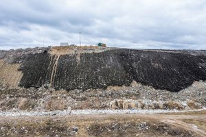 Atliekų tvarkytojai: triskart išaugęs sąvartynų mokestis nugulė ant gyventojų pečių