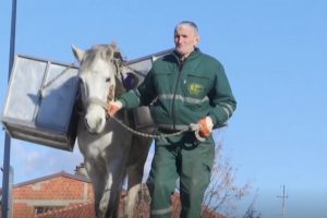 Atliekas iš gyventojų surenka arkliu vedinas vyras