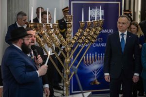 Lenkijos Seime po antisemitinio akto vėl uždegta žydų menora