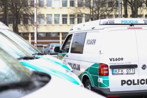 Į areštinę vežamas neblaivus vyras sulaužė policijos automobilio suolą