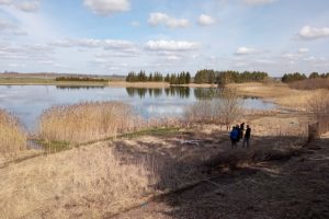 „Veiverių skonis“ išvalė Prienų rajono tvenkinį, į kurį po gaisro buvo patekę aliejaus