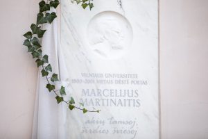 VU M. K. Sarbievijaus kieme atidengta atminimo lenta poetui M. Martinaičiui