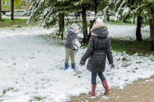 Vaikų „linksmybės“: sniego gniūžtėmis – į automobilius