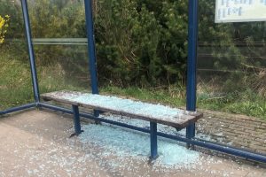 Klemiškės autobusų stotelėje – išdaužtas stiklas: dar vienas paauglių vandalizmo atvejis?